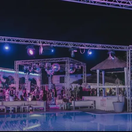 Grand Avec Veranda A 250m De La *